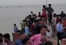 দৌলতদিয়া ফেরি ঘাটে নিয়ন্ত্রণ হারিয়ে যাত্রীবাহী বাস পদ্মা নদীতে : আনেক যাত্রী নিখোঁজ