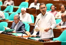 কৃষকদের ৫ বছরের মধ্যে সৌরবিদ্যুৎ চালিত পানির পাম্প দেওয়া হবে : প্রধানমন্ত্রী ভিনিউজ : প্রধানমন্ত্রী তারেক রহমান বলেছেন, ‘আগামী পাঁচ বছরের মধ্যে সেচ কাজে ডিজেলচালিত পানির পাম্পের পরিবর্তে কৃষকদের সৌরবিদ্যুৎ চালিত পাম্প প্রদান করা হবে।’ আজ বুধবার জাতীয় সংসদে প্রধানমন্ত্রীর প্রশ্নোত্তর পর্বে মেহেরপুর-১ আসনের সংসদ সদস্য তাজউদ্দীন খানের এক সম্পূরক প্রশ্নের জবাবে প্রধানমন্ত্রী সংসদকে একথা জানান। জামায়াতে ইসলামীর এই সংসদ সদস্যের প্রশ্ন ছিলো, সেচ কাজে ডিজেলচালিত ইঞ্জিনের পরিবর্তে কৃষকদের বিনামূল্যে সোলার বিদ্যুৎ দেওয়ার কোনো পরিকল্পনা আছে কিনা? উত্তরে প্রধানমন্ত্রী বলেন, ‘বর্তমান সরকারের পরিকল্পনা রয়েছে, যেসব স্থানে ডিজেল দিয়ে পানির পাম্প চালানো হয় সবগুলোকে আগামী পাঁচ বছরের মধ্যে পর্যায়ক্রমে আমরা সৌর বিদ্যুতের আওতায় নিয়ে যাব।’ তাজউদ্দীন খানের তারকা চিহ্নিত প্রশ্নের জবাবে প্রধানমন্ত্রী নবায়নযোগ্য জ্বালানি, সৌরবিদ্যুৎ কেন্দ্র ও অন্যান্য বিকল্প জ্বালানি উৎস সম্প্রসারণের সরকারের কর্মপরিকল্পনাও তুলে ধরেন। তিনি বলেন, ‘সরকার দেশের ক্রমবর্ধমান বিদ্যুতের চাহিদার কথা বিবেচনা করে আমদানিকৃত জ্বালানির ওপর নির্ভরতা কমিয়ে নবায়নযোগ্য জ্বালানিকে অগ্রাধিকারপ্রাপ্ত খাত হিসেবে চিহ্নিত করেছে। ইতোমধ্যে ২০২৬ হতে ২০৩০ মেয়াদে জাতীয় নবায়নযোগ্য জ্বালানি উন্নয়ন কৌশলপত্র প্রণয়ন করা হয়েছে। উক্ত কৌশলপত্র অনুযায়ী ২০৩০ সালের মধ্যে মোট বিদ্যুৎ উৎপাদনের অন্তত ২০ শতাংশ এবং ২০৪০ সালের মধ্যে মোট বিদ্যুৎ উৎপাদনের অন্তত ৩০ শতাংশ নবায়নযোগ্য উৎস থেকে অর্জনের লক্ষ্য নির্ধারণ করা হয়েছে। সম্ভাবনা ও বাস্তবতা বিবেচনায়, ২০৩০ সাল পর্যন্ত বাংলাদেশে নবায়নযোগ্য বিদ্যুৎ খাতে নিম্নোক্ত লক্ষ্যমাত্রা নির্ধারণ করা হয়েছে। সেগুলো হচ্ছে-ছাদভিত্তিক সৌরবিদ্যুৎ হতে ৫,৫০০ মেগাওয়াট, ভূমিভিত্তিক সৌরবিদ্যুৎ হতে ৪,৫০০ মেগাওয়াট এবং অন্যান্য প্রযুক্তি যেমন: বায়ু বর্জ্য, পানিবিদ্যুৎ, ভাসমান সোলার, অ্যাগ্রিভোলটেইক্স ইত্যাদি হতে ৪৫০-৫৫০ মেগাওয়াট। প্রধানমন্ত্রী আরও বলেন, ‘নবায়নযোগ্য উৎস হতে বিদ্যুৎ উৎপাদন উৎসাহিত করতে সরকার ইতোমধ্যে সৌরবিদ্যুৎ স্থাপনের জন্য অপরিহার্য পণ্যগুলির (সোলার প্যানেল, ইনভার্টার, ব্যাটারি, স্ট্যাকচার) ওপর আরোপণীয় সমুদয় কাস্টমস ডিউটি, রেগুলেটরি ডিউটি, সম্পূরক শুল্ক, আগাম কর এবং ২ শতাংশের অতিরিক্ত অগ্রিম আয়কর হতে শর্তসাপেক্ষে অব্যাহতি প্রদান করেছে। সর্বশেষ, গত ১ সেপ্টেম্বর ব্যাটারিসহ ছাদভিত্তিক সৌরবিদ্যুৎ উৎপাদনের ব্যয় ইউনিট প্রতি সর্বোচ্চ ৮ (আট) টাকা নির্ধারণ করা হয়েছে।’ তিনি বলেন, ‘বিশেষ প্রণোদনার অংশ হিসেবে উৎপাদন ব্যয়ের ওপর ২০ শতাংশ মুনাফা এ বং ১১.২৫ শতাংশ প্রিমিয়াম বিবেচনা করে প্রতি ইউনিট বিদ্যুৎ ১০ টাকা ৫০ পয়সা হারে নির্ধারণ করে প্রজ্ঞাপন জারি করা হয়েছে।’ প্রজ্ঞাপন অনুযায়ী নেট মিটারিং নির্দেশিকা, ২০২৫ অনুসরণপূর্বক যে সকল গ্রাহক আগামী বছর ২৮ ফেব্রুয়ারির মধ্যে ছাদভিত্তিক সৌরবিদ্যুৎ ব্যবস্থা স্থাপন করে নিজস্ব ব্যবহারের পর উদ্বৃত্ত বিদ্যুৎ জাতীয় গ্রিডে সরবরাহ করবেন, তারা পরবর্তী ৩ (তিন) বছর, অর্থাৎ ২০৩০ সালের ২৮ ফেব্রুয়ারি পর্যন্ত, জাতীয় গ্রিডে সরবরাহ করা প্রতি ইউনিট বিদ্যুতের মূল্য ১০ টাকা ৫০ পয়সা হারে পাবেন।’ নবায়নযোগ্য জ্বালানি প্রসারে সরকার ইতোমধ্যে নিম্নরূপ নীতিমালা/ গাইডলাইন প্রণয়ন করেছে বলে সংসদকে জানিয়ে প্রধানমন্ত্রী বলেন, ‘পিপিপি পদ্ধতিতে সরকারি সংস্থার মালিকানাধীন ভূমিতে নবায়নযোগ্য জ্বালানি প্রকল্প উন্নয়ন নির্দেশিকা, ২০২৬’ এবং ‘নবায়নযোগ্য জ্বালানিভিত্তিক বিদ্যুৎ উৎপাদনে বেসরকারি অংশগ্রহণ বৃদ্ধি নীতিমালা, ২০২৫’ নবায়নযোগ্য জ্বালানি নীতিমালা, ২০২৫, নেট মিটারিং গাইডলাইন, ২০২৫, জাতীয় রুফটপ সোলার কর্মসূচি, ২০২৫, বর্জ্য থেকে বিদ্যুৎ উৎপাদনের ব্যবসায়িক মডেল এবং ‘অনশোর উইন্ড গাইডলাইন’ এবং ‘কার্বন ক্রেডিট প্রক্রিয়াকরণ বিষয়ক গাইডলাইন।’ সংসদ সদস্য নিপুণ রায় চৌধুরীর সস্পূরক প্রশ্নের জবাবে প্রধানমন্ত্রী বলেন, ‘সৌরবিদ্যুতের স্টোরেজের জন্য এখানে দুই ধরনের ব্যাটারি ব্যবহার করা হয়। একটি হচ্ছে, লেড ব্যাটারি যেটাতে নরমাল ট্রেডিশনের; আরেকটা হচ্ছে লিথিয়াম ব্যাটারি, যেটি পরিবেশ বান্ধব।’ তিনি বলেন, ‘বর্তমান সরকার লিথিয়াম এনকারেজ করার চেষ্টা করছে। লিথিয়াম ব্যাটারি স্থাপনের ক্ষেত্রে অর্থাৎ তৈরির ক্ষেত্রে যে সকল কলকারখানা স্থাপিত হবে সেটিকে সরকার সব রকমের সহযোগিতা দেবে।’ তারেক রহমান বলেন, ‘লিড ব্যাটারিতে এসিডের ব্যবহার হয় যা পরিবেশের জন্য অত্যন্ত ক্ষতিকারক। সেজন্য এটাকে ডিসকারেজ করতে চাইছি।’ তিনি বলেন ‘ভবিষ্যতে আমাদের চিন্তাভাবনা থাকবে যে, রুফটপের ক্ষেত্রে বাধ্যতামূলকভাবে লিথিয়াম ব্যাটারি ব্যবহার করতে হবে।’ জাতীয় সংসদের স্পিকার হাফিজ উদ্দিন আহমদের সভাপতিত্বে বিকেল সাড়ে তিনটায় সংসদ অধিবেশন শুরু হয়। দিনের কার্যসূচি অনুযায়ী প্রথম ৩০ মিনিট ছিলো প্রধানমন্ত্রীর প্রশ্নোত্তর পর্ব। প্রধানমন্ত্রীর জন্য আজ আটটি তারকা চিহ্নিত প্রশ্ন নির্ধারিত ছিলো। এরমধ্যে তিনটি প্রশ্ন এবং সাতটি সম্পূরক প্রশ্নের জবাব দেন তিনি। f