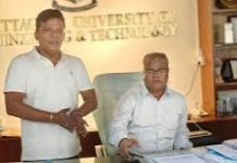 চুয়েটে ছাত্রদল নেতাদের সঙ্গে নিয়ে তালা ভেঙে নিজ দপ্তরে ঢুকলেন নতুন উপাচার্য
